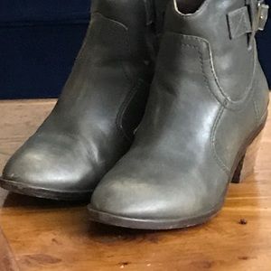 Lucky Brand short gray leather boots size 6 womens